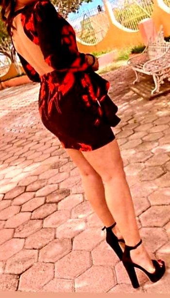 pjsw6's tweet photo. Les comparto la foto que le tomé a una amiga de mi esposa, que se veía buenísima ayer en la fiesta que fuimos. fue inevitable darme el taco de ojo me encantó! Yo creo que se dio cuenta que no podía dejar de verle las piernas  🦵  y mi esposa la distrajo para la foto.
Que opinan? https://t.co/r8O1yL0mVj