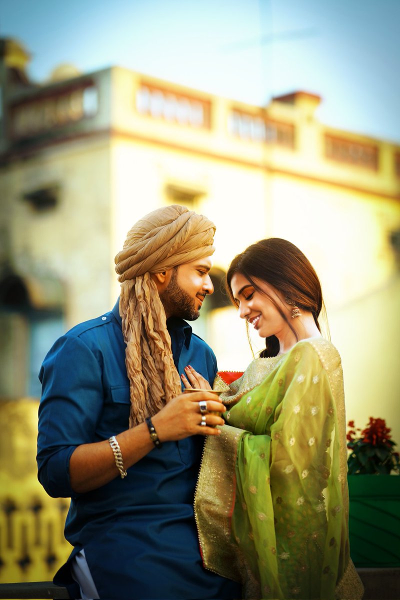 JeniChampaneri's tweet photo. A sneak peek at a MV releasing on 27th, now by looking at this the MV is going to be amazing forsure. Loving the vibe and gist of the MV in posters...

#KaranKundrra #KKundrraSquad #KARDIV #Bechari #DivyaAgarwal #divyakiarmy #AfsanaKhan ... https://t.co/oLl4XmbXs1