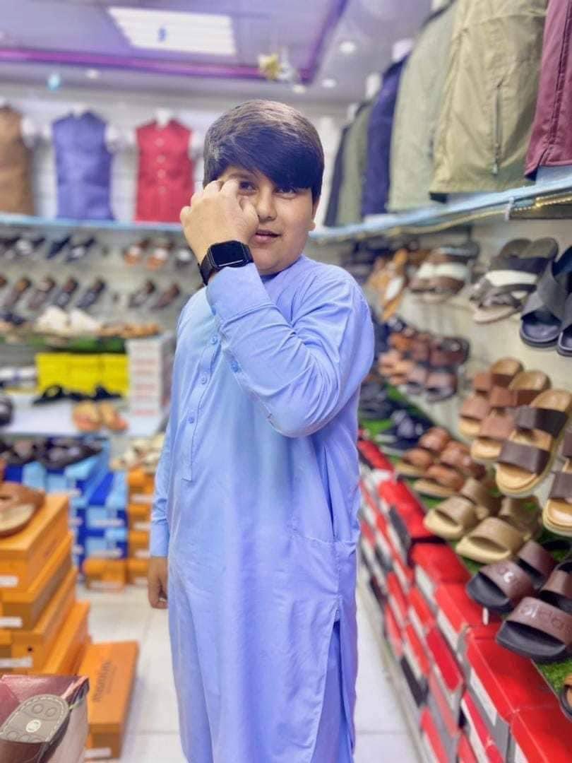 AbdulhaqOmeri's tweet image. تير کال يې مشر ورور غلو جلال اباد ښار کې  د يو موبيل پر سر شهيد کړ او  سږل ټالبانو دا کوچنی ورور عادل ټالبانو بې ګناه په ډزو شهید کړ .