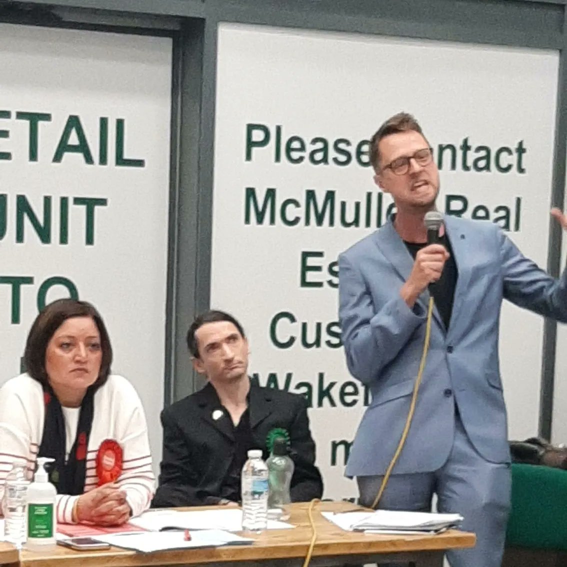 Newham's Labour mayor having a bad time at the hustings yesterday. <a href="/TUSCoalition/">TUSC</a> has a strategy for a working-class fightback against the cost-of-living crisis - Labour only has one for managed decline. #VoteTUSC - Lois Austin in Newham - and join the Socialist Party!