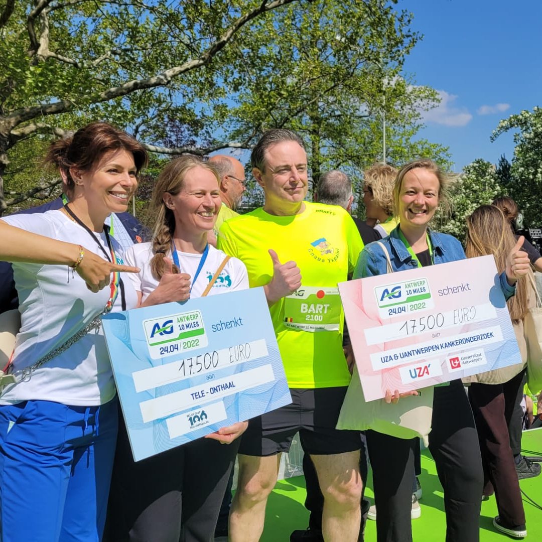 Via onze T-shirtverkoop zamelden we €35.000 in voor onze goede doelen <a href="/teleonthaal/">Tele-Onthaal</a> en het kankeronderzoek van @uantwerpen &amp; <a href="/UZAnieuws/">UZA</a> 💚 #AGAntwerp10Miles