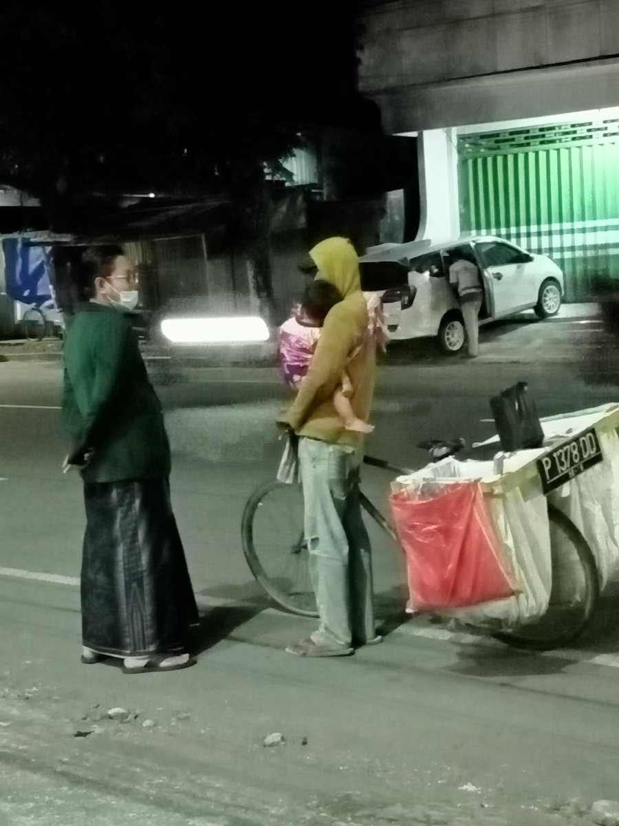 laki² yg membawa anak kecil ini bekerja sebagai pemulung. istrinya pergi saat bayi tersebut usia 4 bulan &amp; tak ada kabar hingga kini. ia memulung seharian sampai malam dan membawa sang anak. bukan di tv bukan juga di novel: di dekat kita masih banyak yg kurang beruntung.~