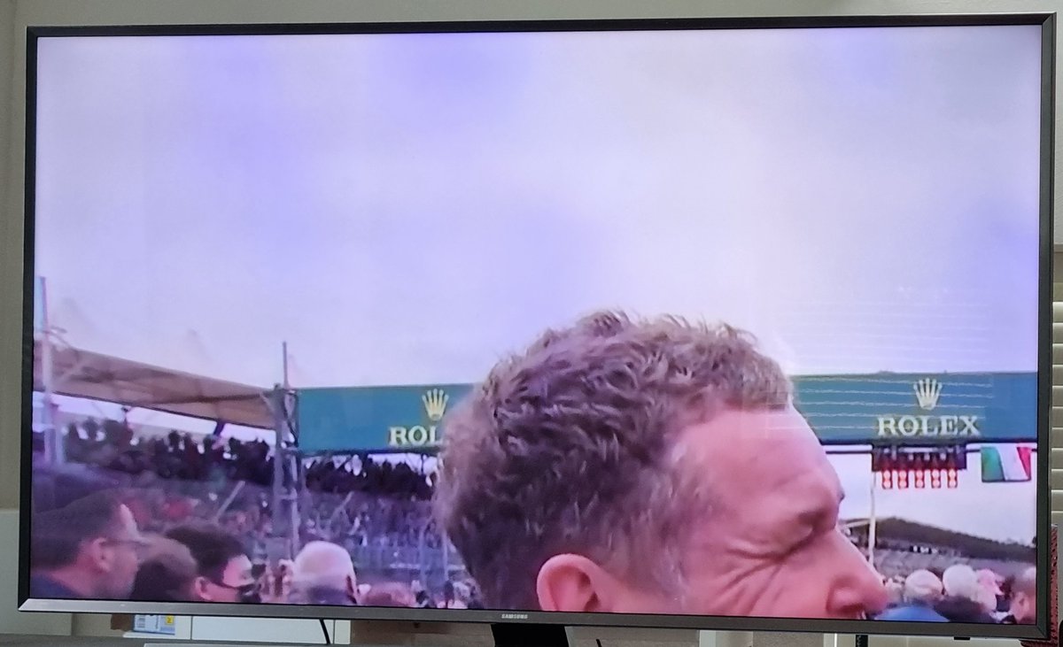 Zelfs de cameraman is slechter. Wat is er aan de hand? Hele uitzending lijkt ingezoomed. En dan ook nog alsof ik naar 320p zit te kijken. #viaplay