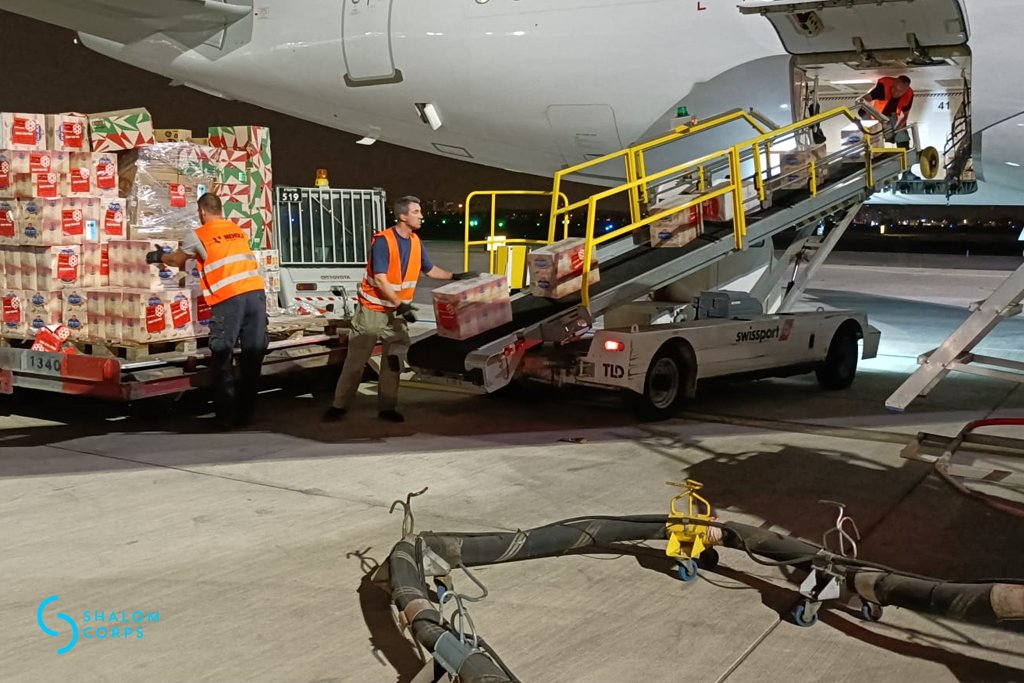 CorpsShalom's tweet photo. During this Passover, our @UnitedHatzalah volunteers made sure Ukrainian Jews and refugees had it covered:
Delivering medicine &amp; medical equipment to Ukraine hospitals;
Providing three cargo flights of Kosher l'Pesach food for Jews in Ukraine and refugees in Slovakia and Moldova; https://t.co/IS2EfSZGgb