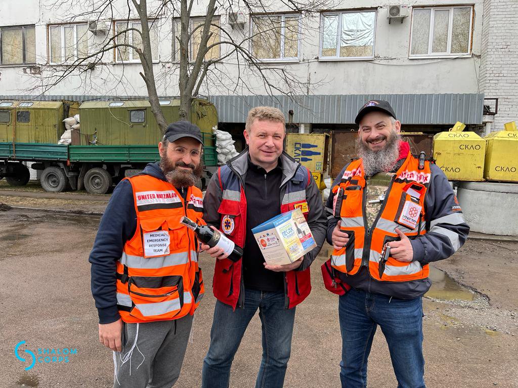 CorpsShalom's tweet photo. During this Passover, our @UnitedHatzalah volunteers made sure Ukrainian Jews and refugees had it covered:
Delivering medicine &amp; medical equipment to Ukraine hospitals;
Providing three cargo flights of Kosher l'Pesach food for Jews in Ukraine and refugees in Slovakia and Moldova; https://t.co/IS2EfSZGgb