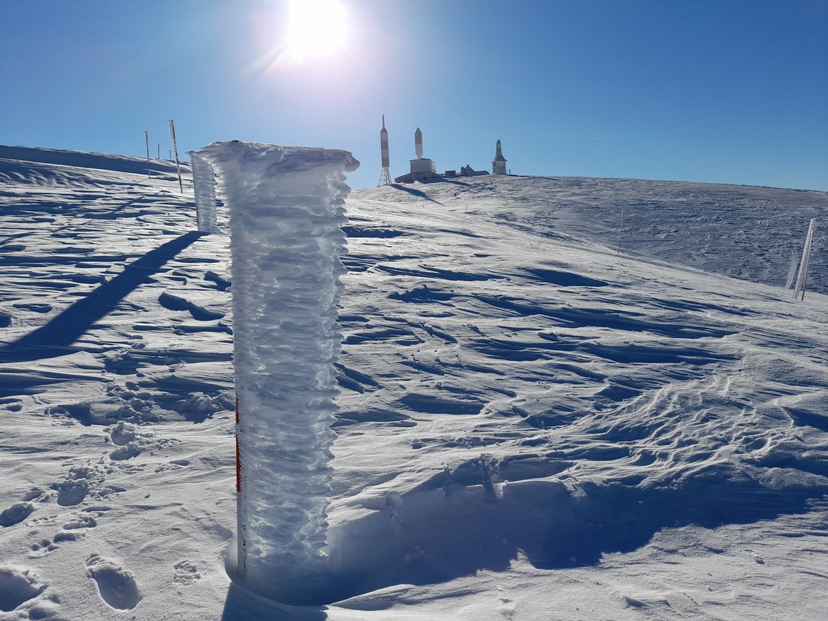 javiorinoco's tweet image. Indicios de que nevó venteado de sur en #Navacerrada. Hoy #BolaDelMundo, con un día y nieve espectacular, aunque transformando rápido debido a que ya estamos a finales de abril.