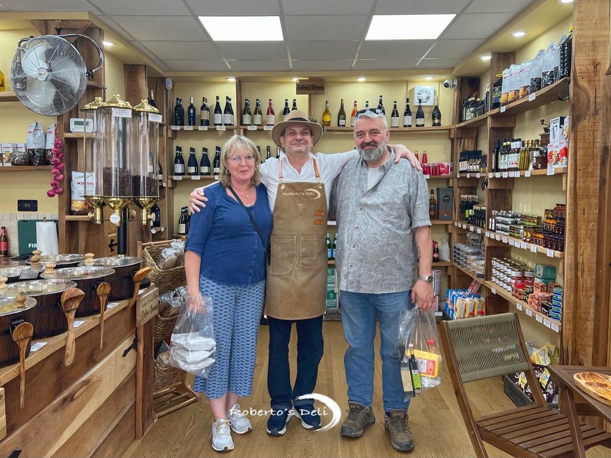 RobertosDeli1's tweet photo. Many thanks our Cambridge market friend come down to visit us. @gilbethousepens @CurryCrew @stneots #besocialcambridge #cambridgemarketsquare #stneots #sundayvisit https://t.co/5qNUJXpB0W