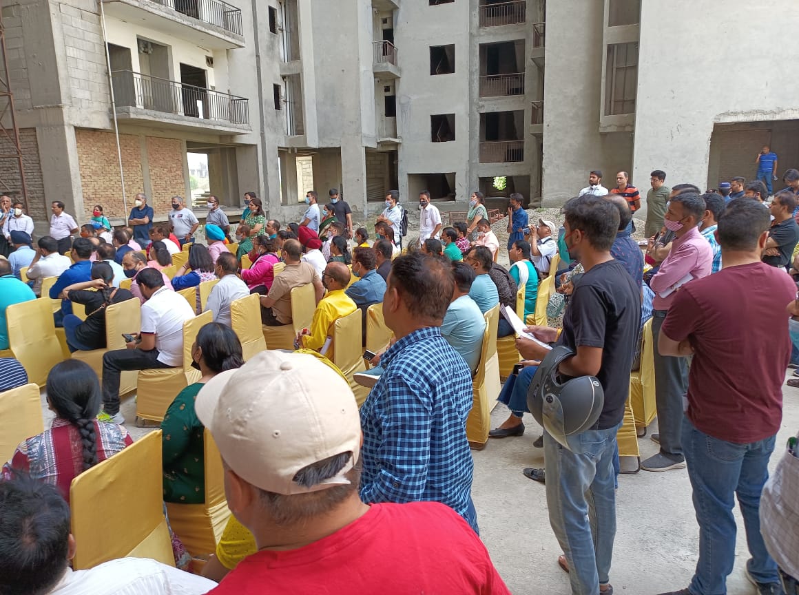 ग्रेटर नोएडा वेस्ट के सोसायटियों के लोगों ने प्रदर्शन किया। गौर सिटी सोसाइटी के 5वे एवेन्यू में बिजली कट होने से लोगों ने किया हंगामा। फ्यूजन होम्स सोसाइटी,  अर्थ टाउन प्रोजेक्ट, अजनारा ली गार्डन व सुपरटेक केपटाउन के खरीदार भी सड़कों पर उतर आए।