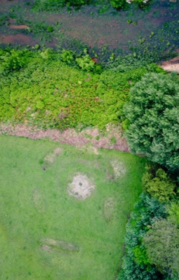 Hole 7 was named The Labryinth owing to its numerous bunkers surrounding the green of this relatively short par 3 that backs onto the Candelo Creek. Six bunkers encircle the putting surface which you can still make out in this photo. Your stoke from the tee must be perfect.