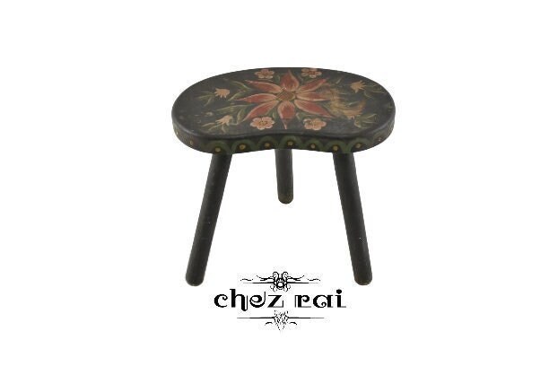 Chezrai1's tweet image. Excited to share the latest addition to my #etsy shop: Vintage Beautiful Small Wooden Kidney Shaped Hand Painted Stool Tabouret Plant Stand Farmhouse Cottage Flowery Three Legged Stool / Chez Rai etsy.me/3Mv6Eds #green #paintedstool #frenchstool #stoolwood #woo