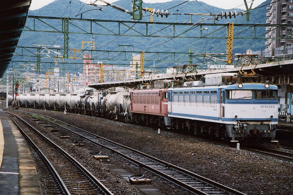 九州に上陸した銀タキ編成。後ろにまとまってるのは三菱化学のタキ