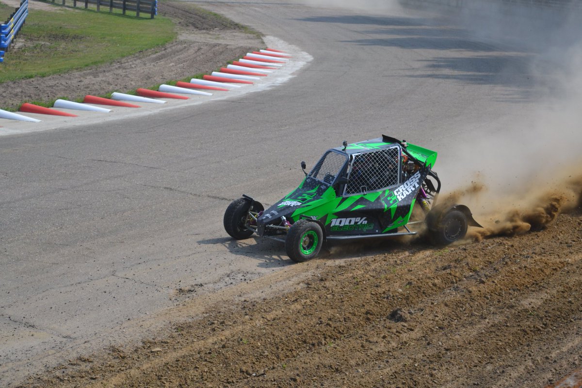 ECrosskart's tweet photo. 🇬🇧 Today we're present at the Glosso-Circuit for the second day in a row! 100%  electric🔌, 110% excited to see you! Give us a wave when we drive past 👋

 #electricvehicle #electriccrosskart #motorsport #electriccar #emotorsport https://t.co/c1Uplgpi2T