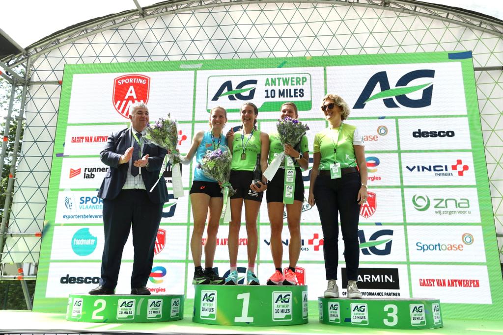 🥁 De winnaars van de AG Antwerp 10 Miles:

MANNEN
🥇 Michael Somers (48:48)
🥈 Nicolaï Saké (49:13)
🥉 Angelo Vandecasteele (50:21)

VROUWEN
🥇 Nina Lauwaert (57:14)
🥈 Kim Geypen (57:54)
🥉 Victoria Warpy (59:00)
Bekijk alle resultaten op agantwerp10miles.be