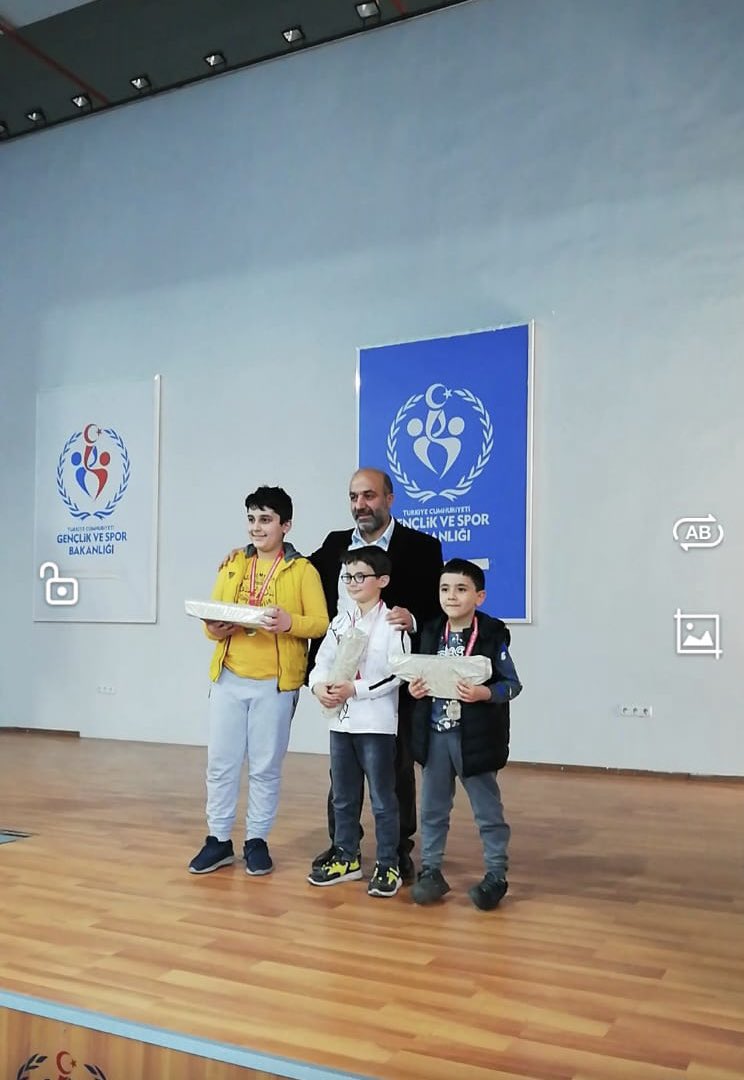 Siirt Gençlik ve Spor müdürlüğü tarafından düzenlenen 23 Nisan Çocuk bayramı satranç turnuvasında 1. olan okulumuz 3. sınıf öğrencisi M.Emir  ÇELEBİ’yi tebrik eder, başarılarının devamını dileriz. <a href="/MemTillo/">Tillo_MEM 🇹🇷</a> <a href="/Turanah47350101/">Turan Şahin</a> <a href="/bahattinelik6/">bahattin çelik</a> <a href="/MemSiirt/">Siirt_Mem</a> <a href="/SiirtValiligi/">Siirt Valiliği</a> <a href="/tillokaymakam/">Tillo Kaymakamlığı</a>
