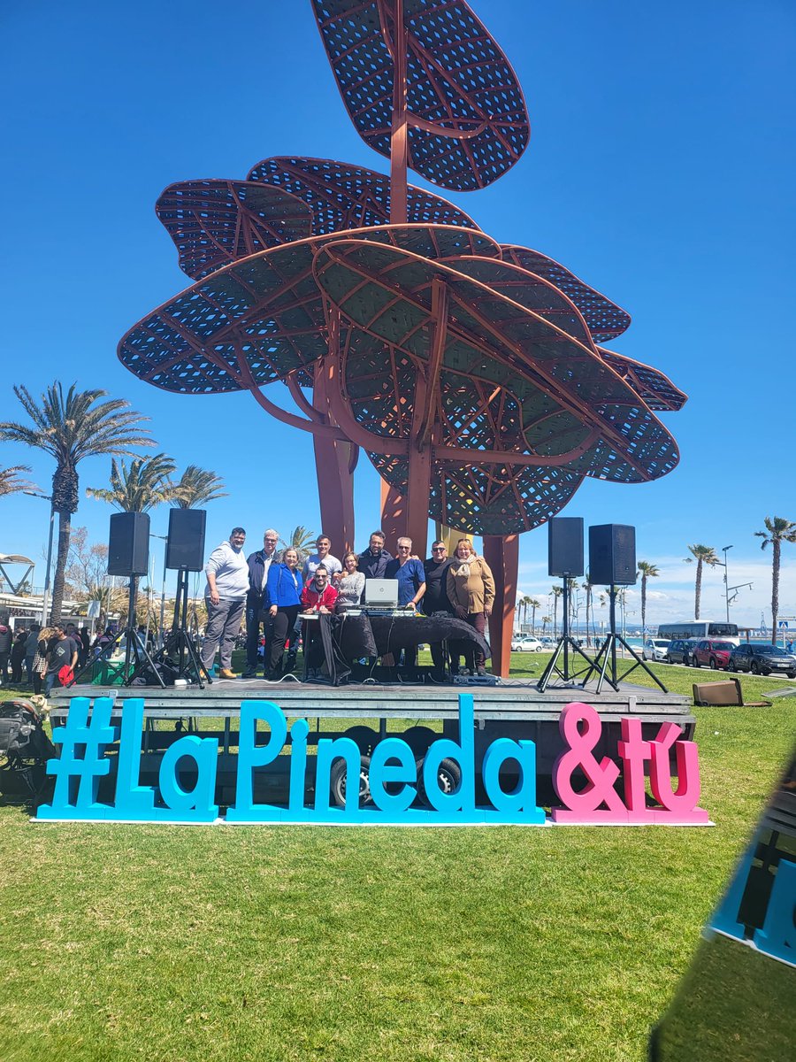 PereSegura2019's tweet photo. 🤪Xalant molt a la primera edició de la 🚖Car Expo, organitzada per la Nova Unió de Comerciants i Empresaris de La Pineda!
🔝Cita obligada pels 🚘amants del motor!
#LaPinedaytú #gasafons #Diumenge https://t.co/WaqS4WDz56