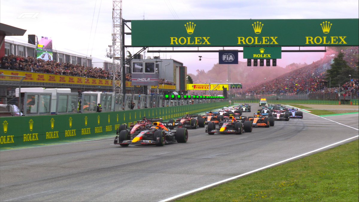 MariaAlonzoTV's tweet photo. Excelente alargada de Max, Leclerc pierde la posición y Carlos se barre junto con Ricciardo 🏁🏁 @formulerosrd #ImolaGP https://t.co/0jVV0fmDg9
