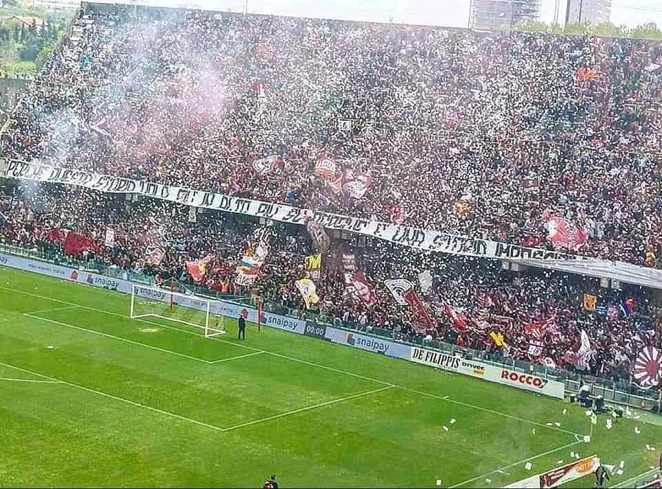 Gherry1919's tweet photo. Perché questa storia vola, più in alto, più su perché è una storia impossibile, perché la storia sei tu.
Squadra e tifoseria meravigliosa.
CREDIAMOCI
#Zitt
#SalernitanaFiorentina
#MacteAnimo https://t.co/UZ1Zx21s7y