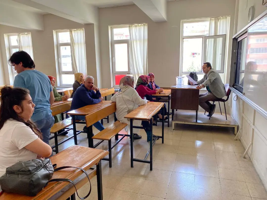 ibrahimcalik46's tweet photo. Bugün Gerçekleştirdiğimiz II.Dönem Veli Toplantımızdan Kareler📸
Katılım sağlayan değerli velilerimize, görevli öğrencilerimize, emektar tüm öğretmenlerimize teşekkür ederiz. 📚📝
#aileokulişbirliği 
#velitoplantısı https://t.co/WrjCZQhJ65