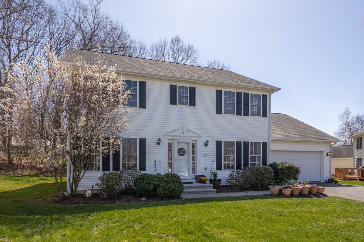 lamaralrealtor's tweet photo. New to Market-updated 4 bed, 2.5 bath single family detached home in Danbury subdivision. Open floor plan with new Quartz counters &amp; backsplash. Lots of space! Private deck, patio, yard $469,900 #RealEstate #Realty #Realtorlife #Danbury #MovetoCT #LetMeMoveYou #BeyondTheCity https://t.co/P5nQvZPzLi