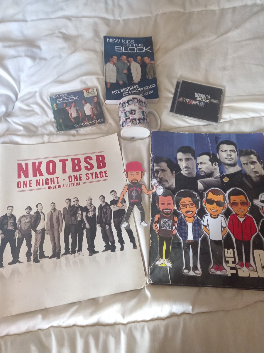 BeckieEdwards78's tweet photo. #flatdanny is helping his fellow bands mates and myself have a fantastic #NKOTBDay @NKOTB @dannywood @dannywood @joeymcintyre @JonathanRKnight #JordanKnight #BHLove 🇬🇧🤖❤💫🔁 https://t.co/ycJlt6ZWBF