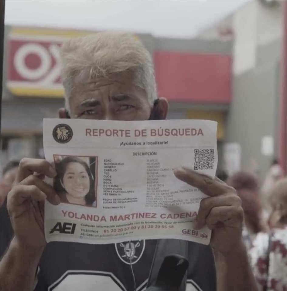 El papá de Yolanda, la otra chica desaparecida cargando a Debanhi. deberíamos hacer viral el caso de Yolanda, ella sólo salió a buscar trabajo, su niña la espera en casa, su papá no cuenta con los recursos. #DebanhiEscobar #NiUnaMas