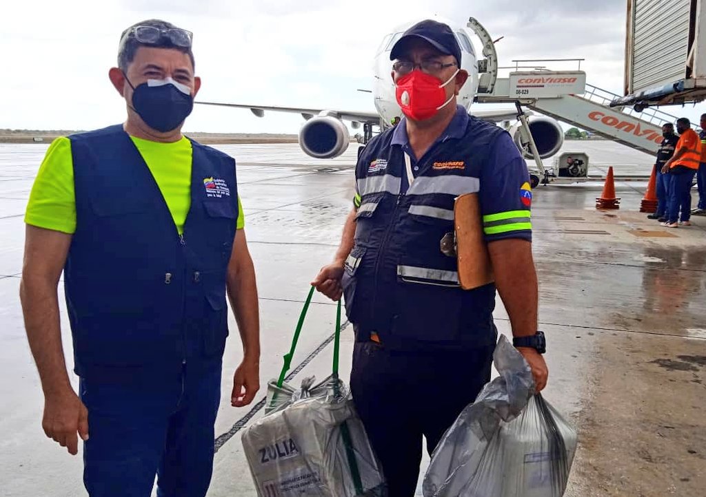 inac_ve's tweet photo. #24Abr || ¡Plan Puente Aéreo Multimodal #INAC indetenible! Personal de @LaConviasa recibe muestras biológicas del estado Zulia, continuamos apoyando la contingencia del #Covid19.

#PuebloAlegreYEnPaz 
-
@HAbreuMRT https://t.co/LhUb9oXVxI