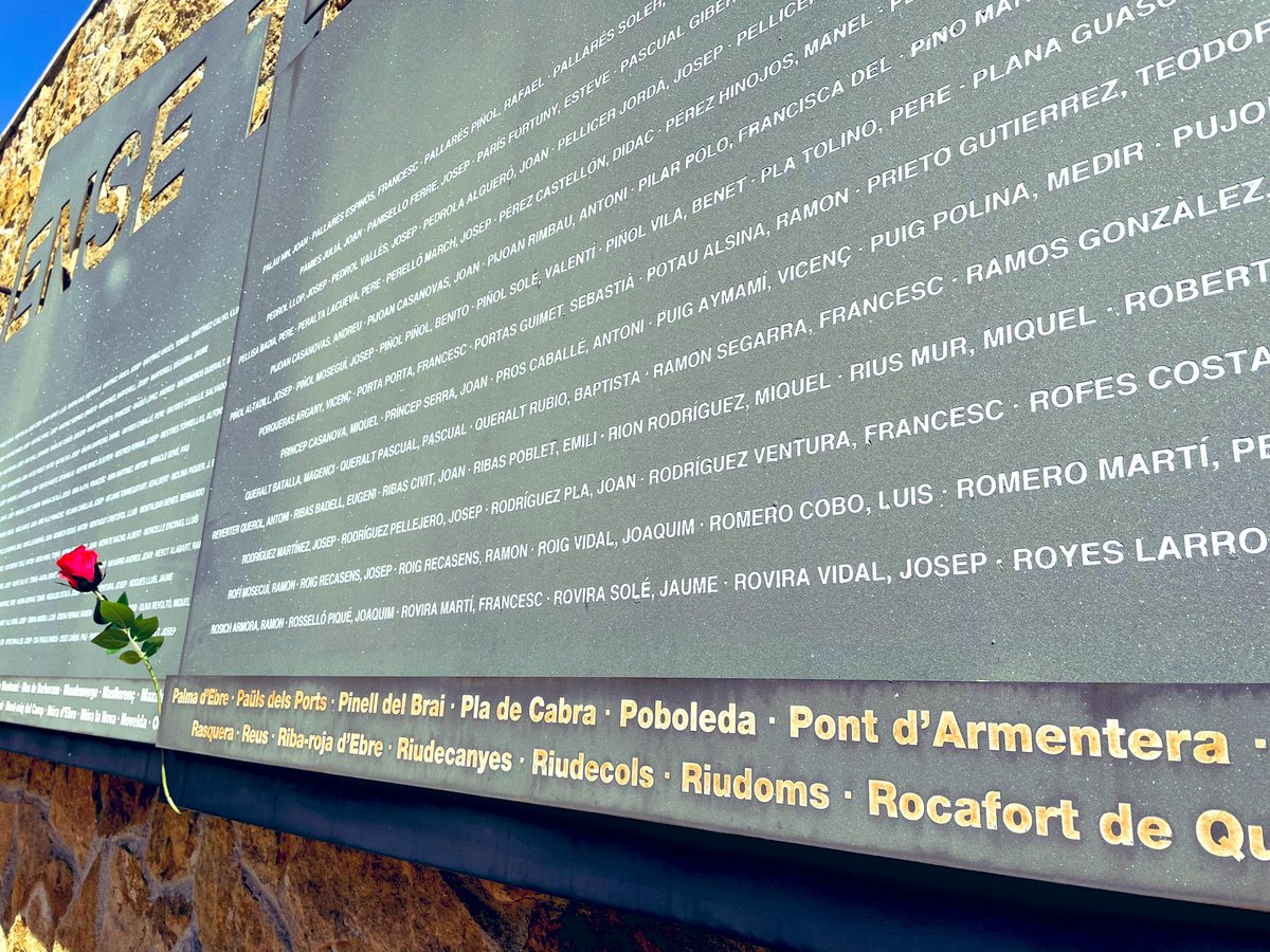 🕊El dret a la memòria com a garantia de no repetició

Avui a #Tarragona hem recordat les víctimes de la repressió franquista perquè no es repeteixi, gràcies <a href="/avrftarragona/">avrftarragona</a> per fer-ho possible