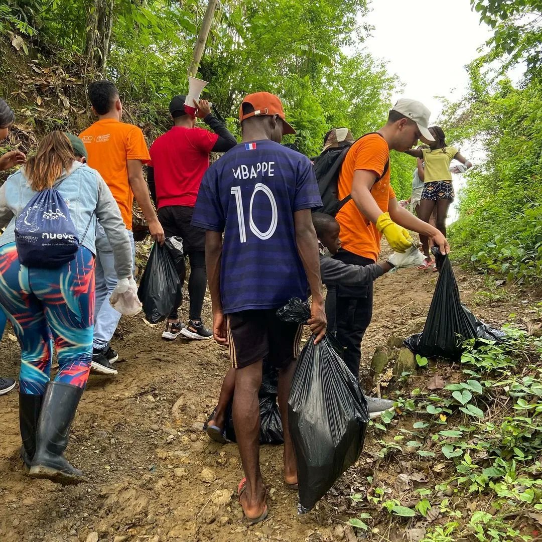 Undiaparadarcol's tweet photo. 👦🌱👧Así los jóvenes de #palenque liderados por nuestros embajadores de #niñezyjuventud @fundaraizint se activaron haciendo acciones solidarias en celebración del #diadelatierra !! 🌎

Nuestro futuro está en buenas manos🙌

#givingtuesdaycolombia #undiaparadarcolombia https://t.co/Yzb8lQTAKl