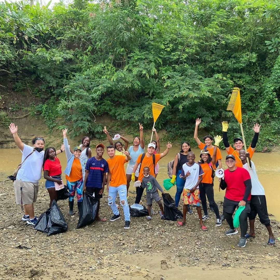 Undiaparadarcol's tweet photo. 👦🌱👧Así los jóvenes de #palenque liderados por nuestros embajadores de #niñezyjuventud @fundaraizint se activaron haciendo acciones solidarias en celebración del #diadelatierra !! 🌎

Nuestro futuro está en buenas manos🙌

#givingtuesdaycolombia #undiaparadarcolombia https://t.co/Yzb8lQTAKl