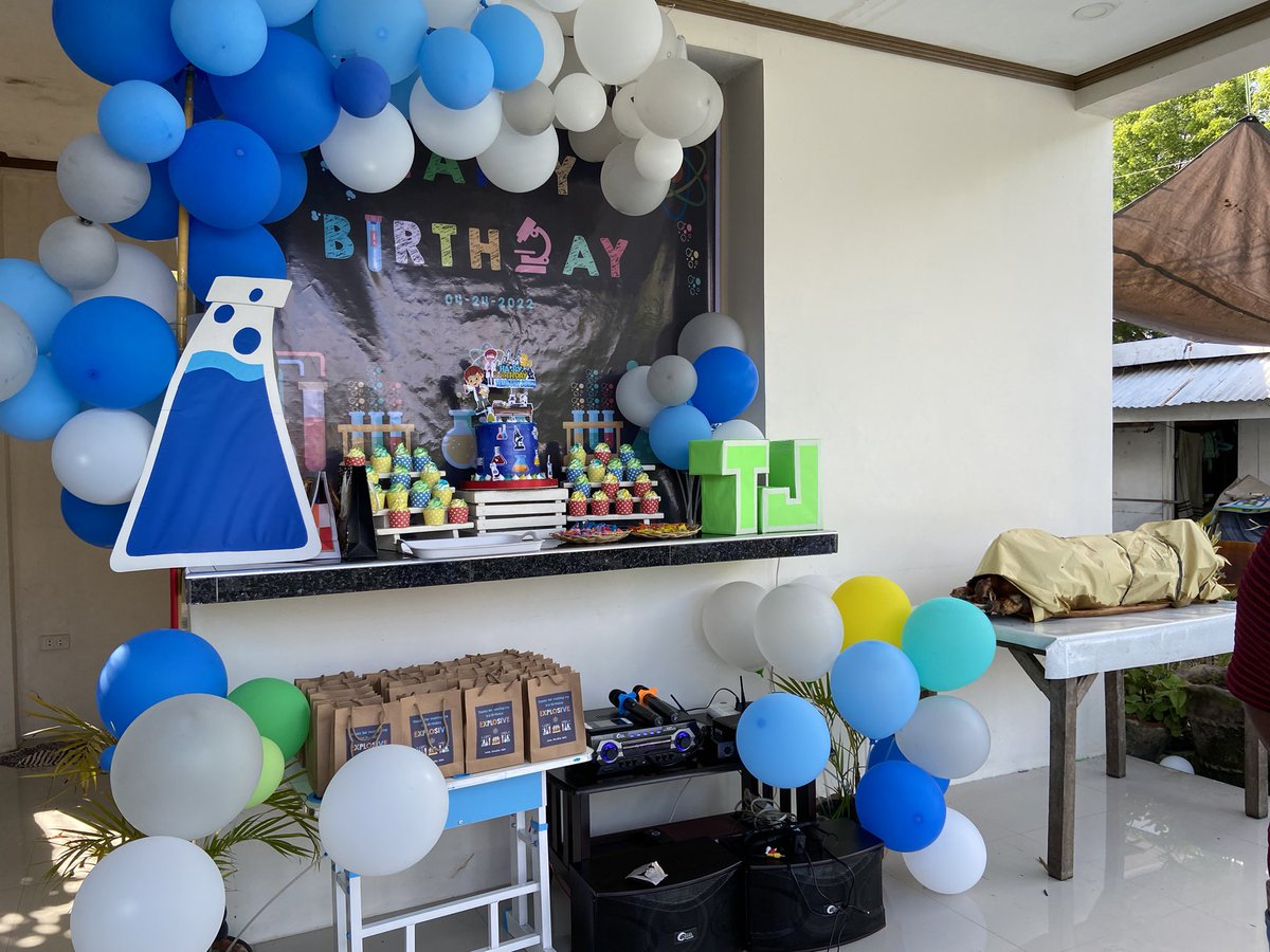 Happiest Birthday to my inspiration in whatever I do and will do ❤️❤️❤️❤️
#ScienceThemedBirthday 👨‍🔬
#DIY 😅