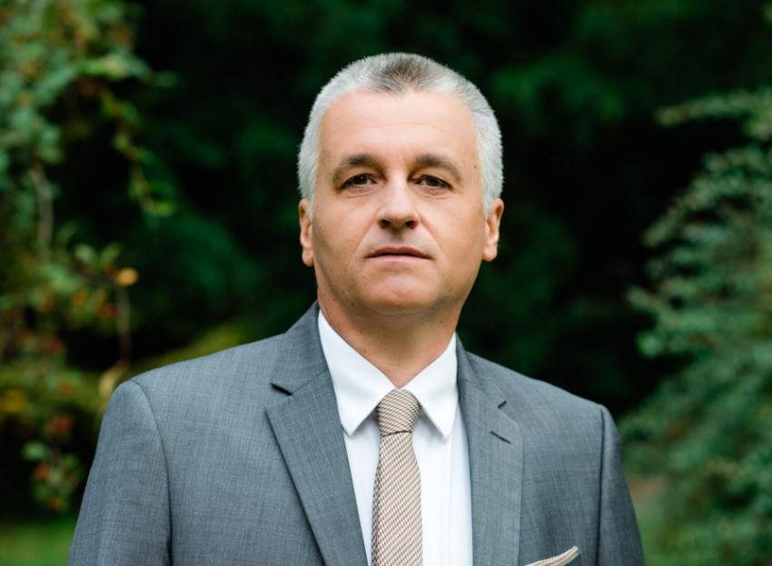 JozeBiscak's tweet photo. Prav zdaj (NEPOSREDNI PRENOS) Poslanski kandidat SDS Rado Gladek (@RaGlaSi) bo svoj glas oddal v #Trzin-u + IZJAVA https://t.co/BXnRkMlOSA https://t.co/sSEHlTvRnp