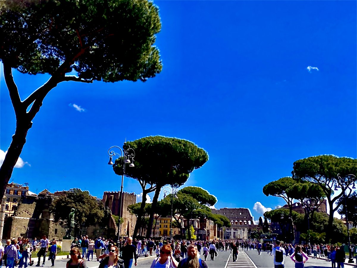 ignaziomarino's tweet photo. Via dei Fori Imperiali sino al 2013 era attraversata da 40.000 automobili al giorno. Nessuno voleva chiuderla al traffico. Quante proteste contro di me, sindaco, allora. Ma quanta gioia oggi nel vedere migliaia di persone felici al posto delle automobili con i loro gas di scarico https://t.co/j3URf8CQoy