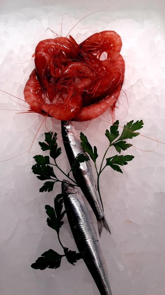 GomezMelenchon's tweet photo. El Sant Jordi de la meva peixatera a la Boqueria. Gran, la Marta https://t.co/HHyqQC37oS