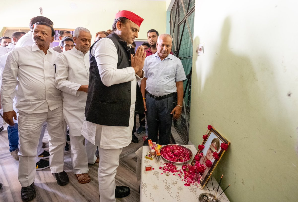 samajwadiparty's tweet photo. समाजवादी पार्टी के राष्ट्रीय अध्यक्ष एवं पूर्व मुख्यमंत्री श्री अखिलेश यादव ने आज मृत सब इंस्पेक्टर सुश्री रश्मि यादव के परिवार से लखनऊ जनपद के गोंसाईंगज क्षेत्र के मलौली गांव स्थित आवास में जाकर भेंट की और शोक संवेदना व्यक्त करते हुए दारोगा…
https://t.co/xXxaRE2lns https://t.co/TT8ovBleV0