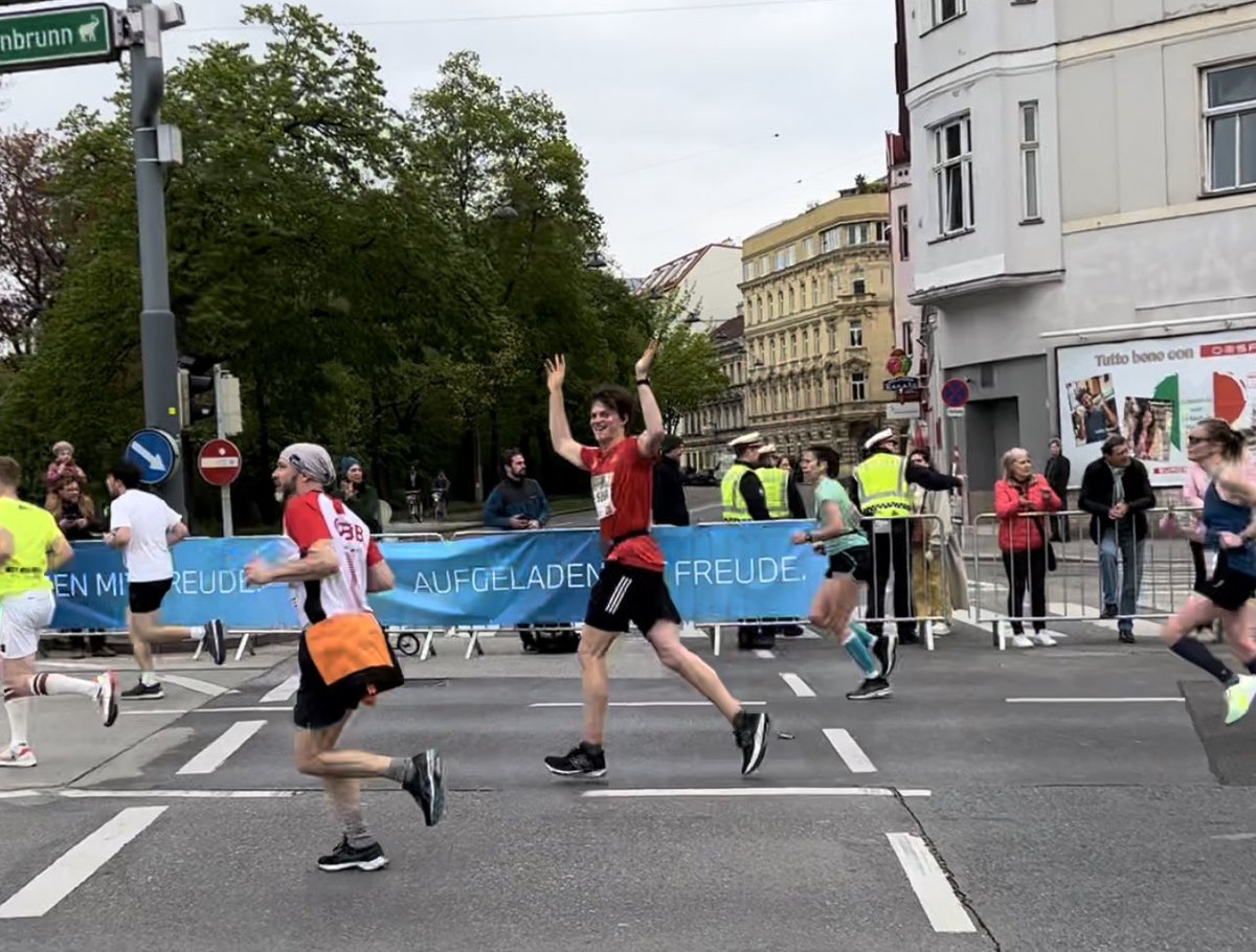 Team Los Lobos liep vandaag de marathon van Vienna. En Philip maakte er gelijk z’n eerste halve marathon van in 1:43. Ik glimmend van trots langs de kant bij m’n rennende zoons 🎉 vienna.r.mikatiming.com/2022/?content=…