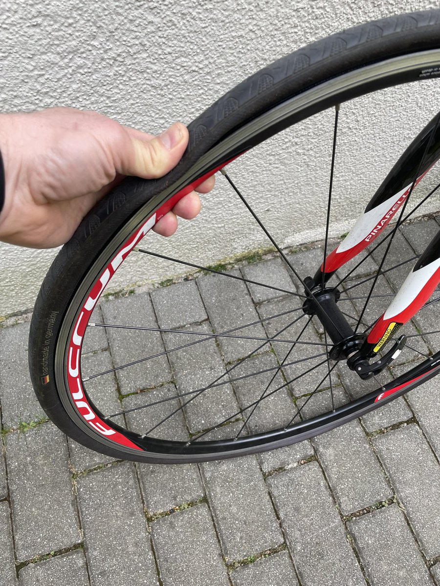 renelauberlin's tweet photo. Beim Training unterwegs und keinen Ersatzschlauch dabei. 🚴🏻‍♂️😡

#whywetri #whywecycling #beimfananwalt #fananwalt #fananwaltberlin #agfananwälte https://t.co/wU3wXFsWZR