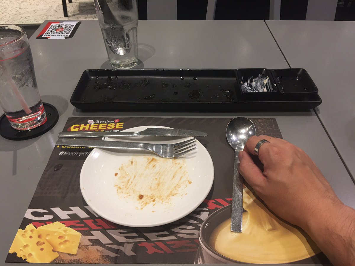 MixsaberDJ's tweet photo. 🤨🍗🍗🍗สงสัยจิงๆว่าอกไก่ 10 ชิ้นบนจานมันหายไปไหนน่า? 😋 #bonchon #emptydish https://t.co/mpa0c492bl