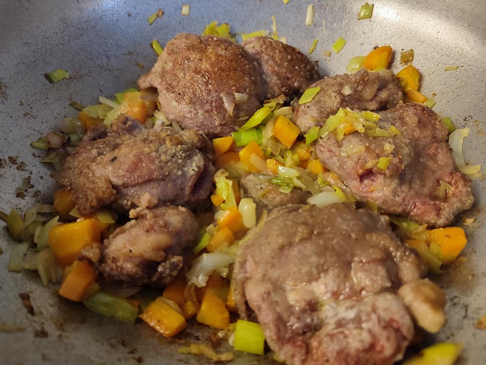Sixtyfour37's tweet photo. Carrilleras de cerdo ibérico con puré de patatas.
#comidasdedomingo
#lunchforone https://t.co/kOhVz4qXDb