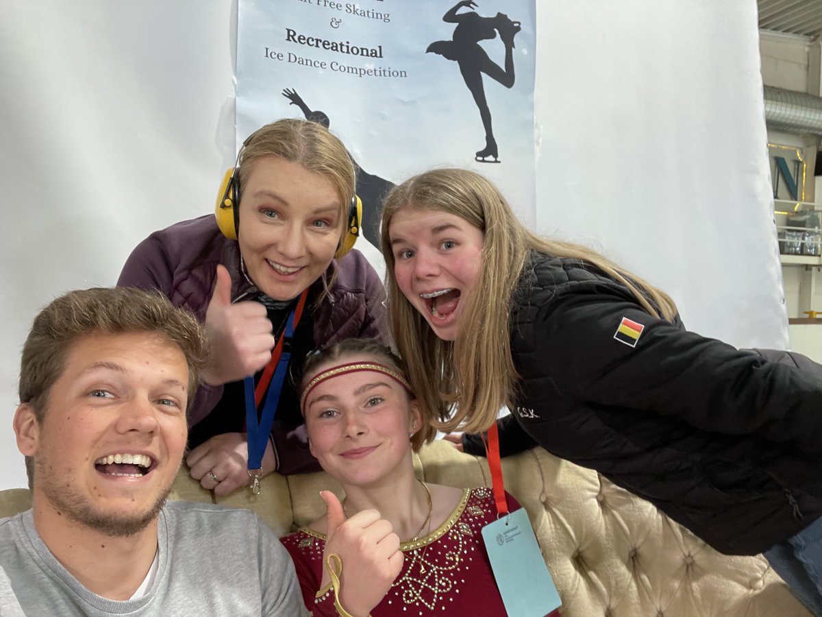Ilona_'s tweet photo. Moments of happiness. @IJsbaanKristallijn ⁦@kristalcup⁩ https://t.co/dMoc7fBbbZ