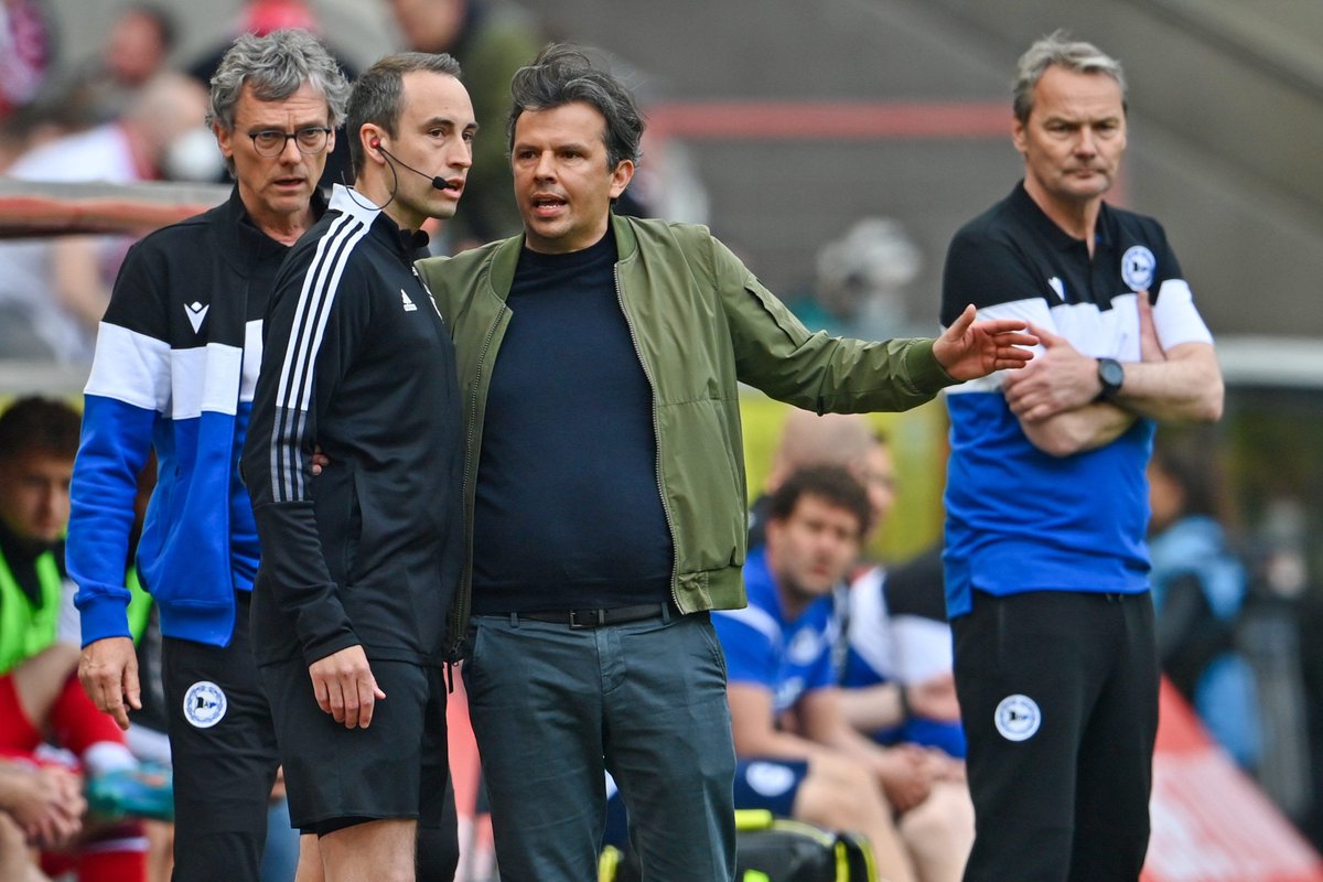 WBsportlich's tweet photo. Gleich, ob Marco #Kostmann|s Rettungsmission gelingt oder nicht, der Interimstrainer wird nicht über das Saisonende hinaus Chefcoach beim #DSC @arminia Bielefeld sein. Das erklärt Sport-Geschäftsführer Samir #Arabi in der Sendung #Doppelpass bei Sport1.
https://t.co/dzGCcCONOP https://t.co/cja0ke2Jvr