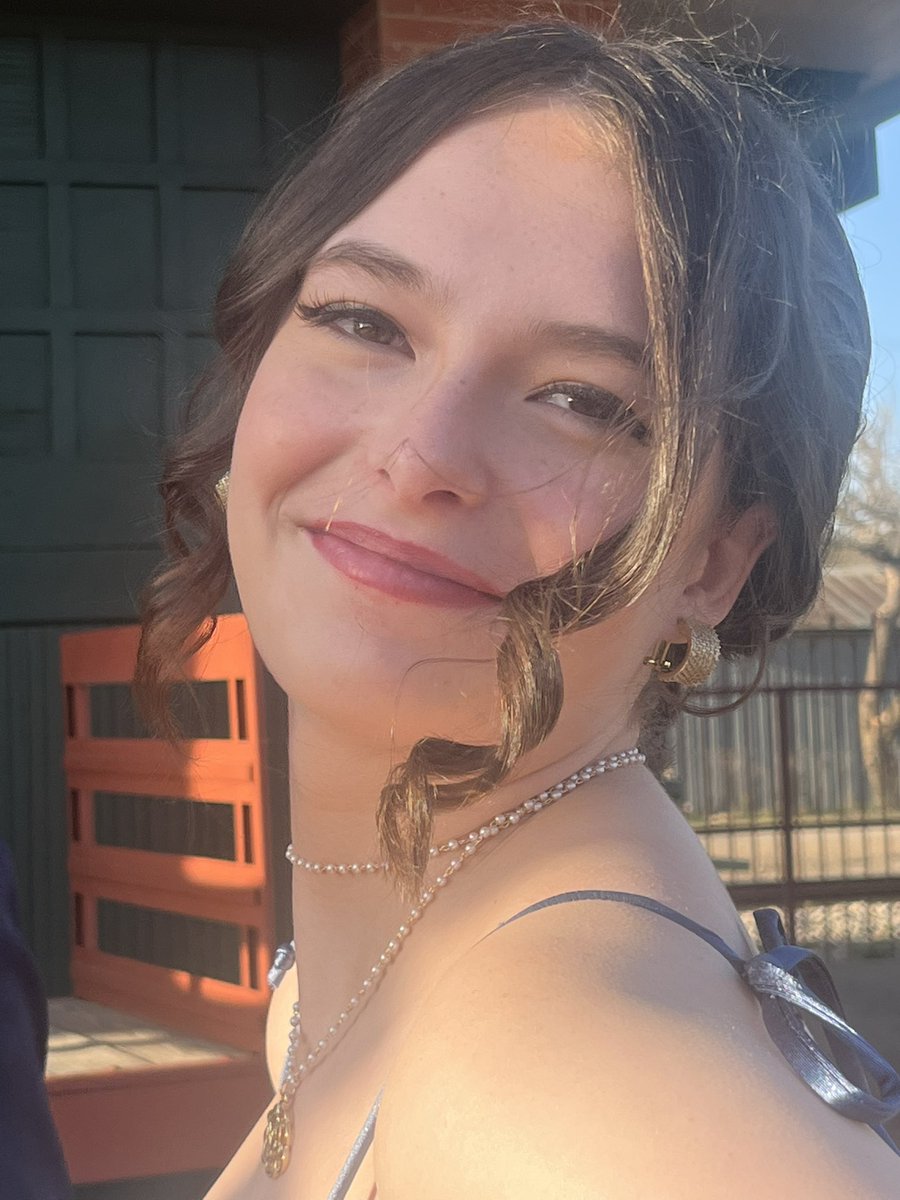 iveywe's tweet photo. Can’t believe she is graduating in less than a month! So very proud of who she has become! https://t.co/h2RnO6EAQJ
