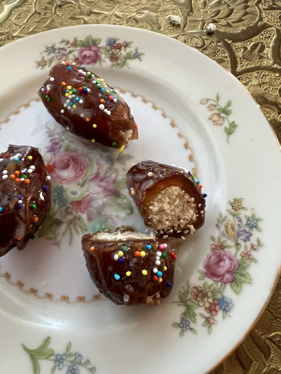 HalalGems's tweet photo. Haven’t had a donut in a while? 🍩
Ayesha’s #DateofTheDay brings a creative donut date recipe for you to try out!
https://t.co/RYMJfi1vww https://t.co/H3FXzT3yWv