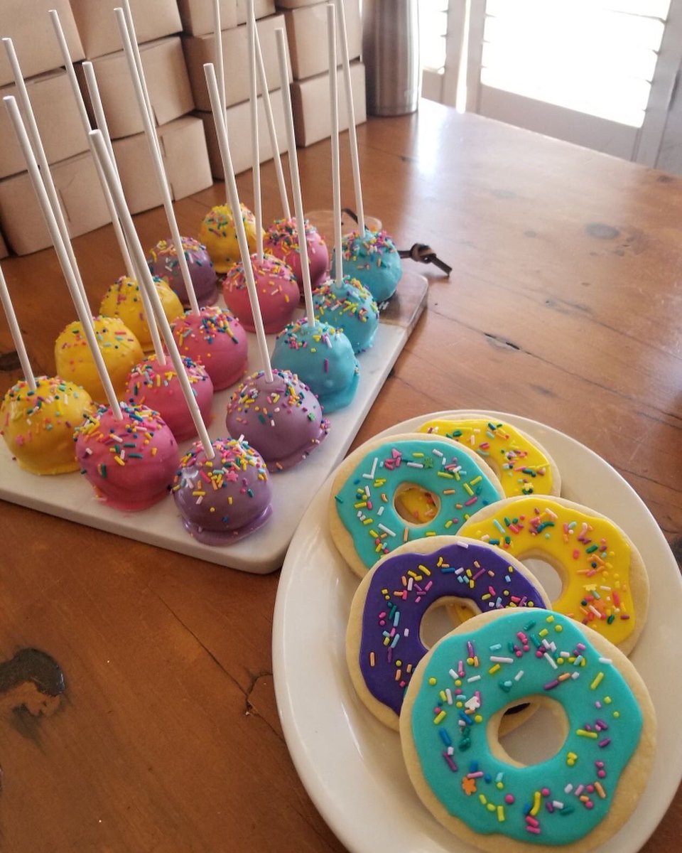 BakeItLikeBecca's tweet photo. Scrolling through my camera roll, I almost forgot about the #treats I made during my social media hiatus for #Lent! Cookies disguised as #donuts, #cakepops, and some first #birthday, #MickeyMouse treats :)

Boy, that time away was a doozy🤪 https://t.co/9ZqZosf6KL