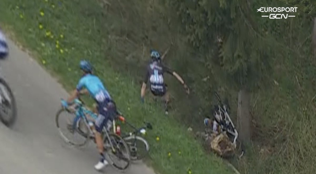 LaurentDevernet's tweet photo. #LBL Romain Bardet qui vient porter secours à Julian Alaphilippe .... 😍😍😍😍😍😍 https://t.co/3ImI7tiOr9