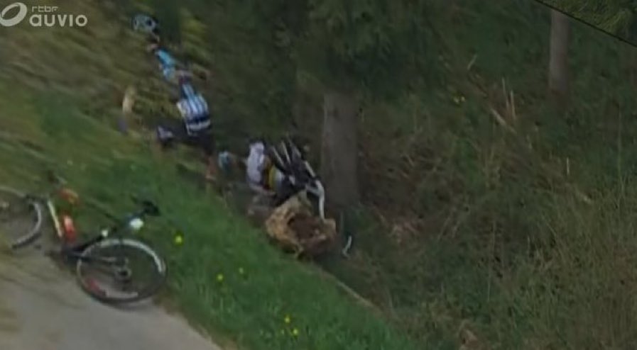 341social's tweet photo. ❤️@romainbardet ayudando a @alafpolak1 se nos metió el ciclismo al ojo 😢 @LiegeBastogneL  #LBL2022 https://t.co/g5YeRk7uuA