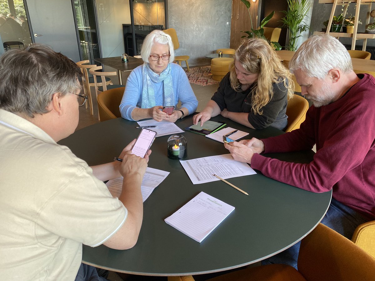 GitteKW's tweet photo. Passagerrådsmedlemmer i Region Midtjylland afprøver #Midttrafiks forskellige apps mhp at give feedback; hvad bruger l? Hvad er nemt at tilgå? Hvad kan med fordel forbedres? Midttrafik var glad for både udveksling, og feedback. Vi takker. #dktrp #passagernessstemme #transport https://t.co/PX7IYr0VYz