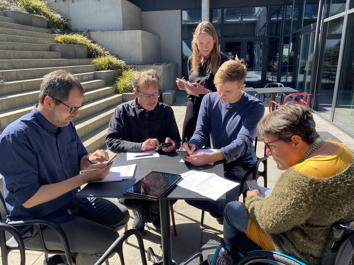 GitteKW's tweet photo. Passagerrådsmedlemmer i Region Midtjylland afprøver #Midttrafiks forskellige apps mhp at give feedback; hvad bruger l? Hvad er nemt at tilgå? Hvad kan med fordel forbedres? Midttrafik var glad for både udveksling, og feedback. Vi takker. #dktrp #passagernessstemme #transport https://t.co/PX7IYr0VYz