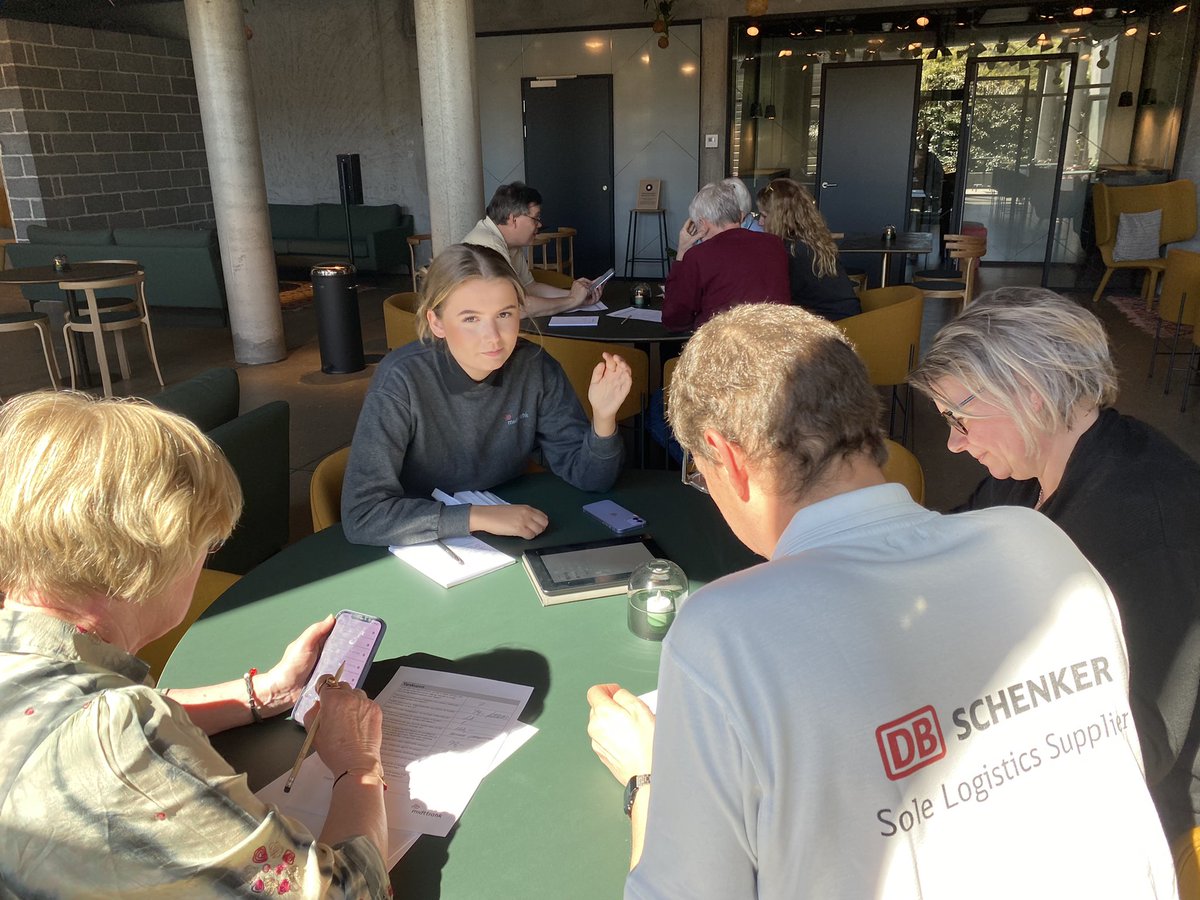 GitteKW's tweet photo. Passagerrådsmedlemmer i Region Midtjylland afprøver #Midttrafiks forskellige apps mhp at give feedback; hvad bruger l? Hvad er nemt at tilgå? Hvad kan med fordel forbedres? Midttrafik var glad for både udveksling, og feedback. Vi takker. #dktrp #passagernessstemme #transport https://t.co/PX7IYr0VYz