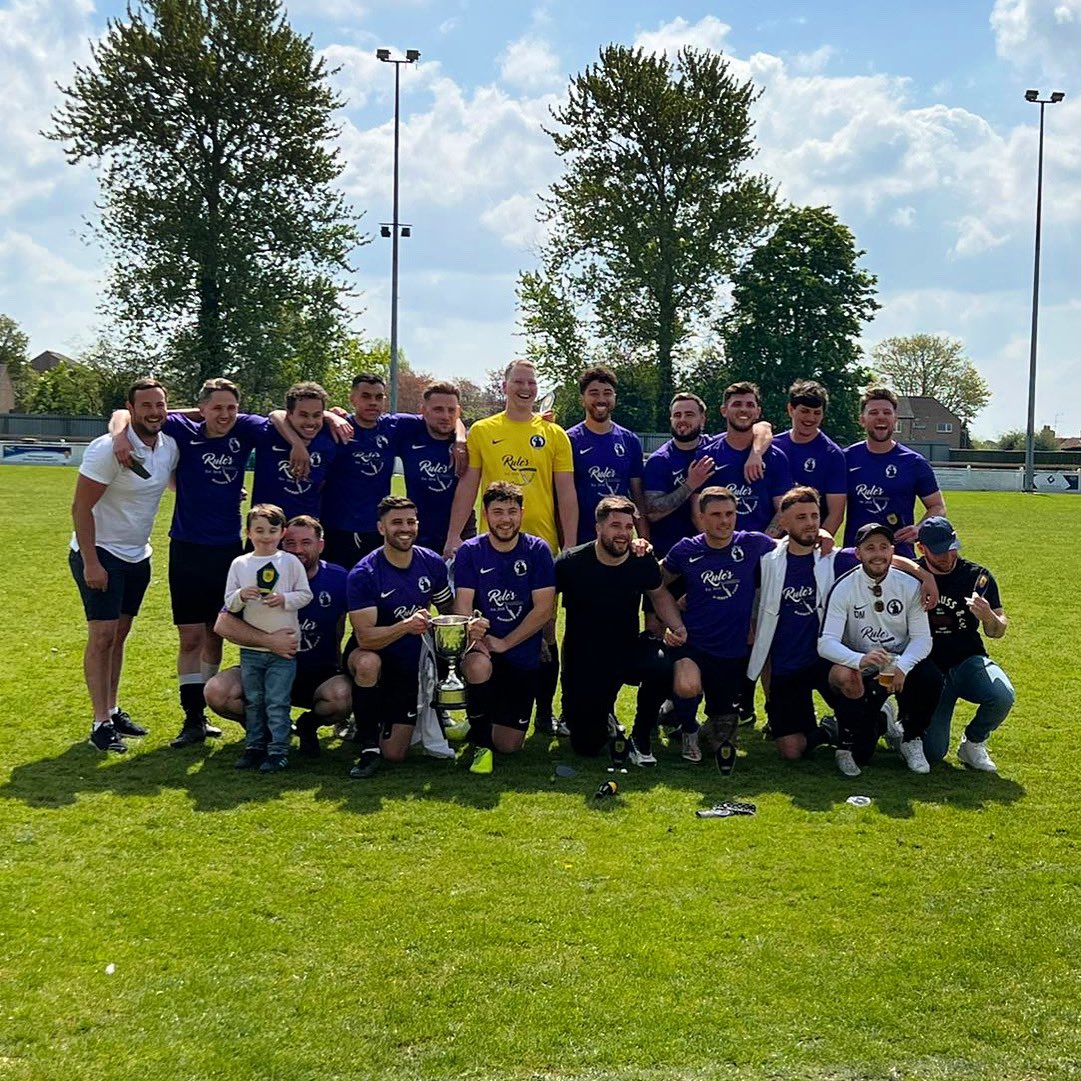 NewnhamGenerals's tweet photo. Always a good, challenging game when we come up against @RoystonRoversFC 🤝 2-0 down in the first 20 to bring it back to 2-2 at half-time. Showed fight and attitude to come out winners 4-2 🙌🏽🏆 

Hatty @JTownshend9 ⚽️⚽️⚽️
@samuel01997 ⚽️ 
@6Jebb🐱💛🧤

#UTG 💛💜 https://t.co/AIxB1eEwQQ