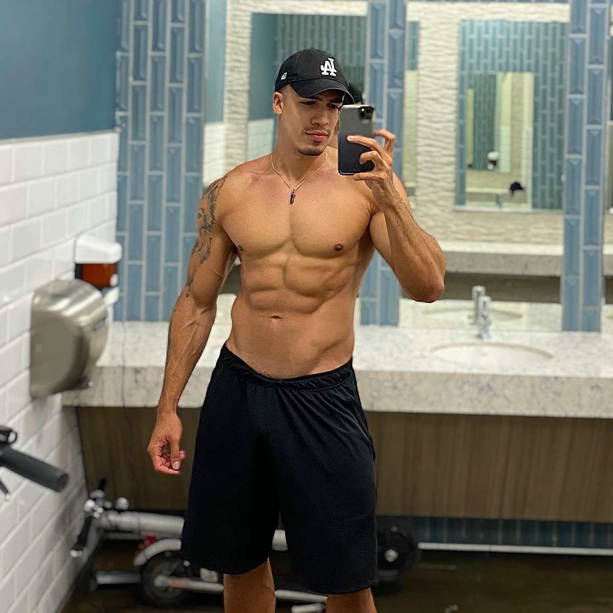juanpgcl's tweet photo. Off to GYM. https://t.co/kkgyXB7iHc